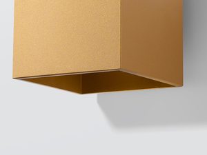 Miniaturka 5 - Lampa kostka złota zamontowana na białej ścianie