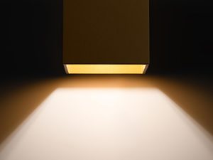 Miniaturka 4 - Złota kostka LED emitująca światło na ścianę w formie litery V