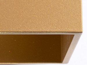 Miniaturka 6 - Zbliżenie na krawędź złotej lampy o matowym wykończeniu