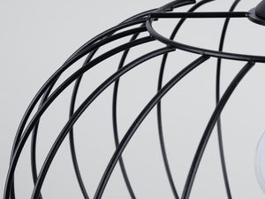 Miniaturka 4 - Zbliżenie na klosz lampy z cienkiego metalowego pręta