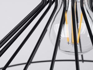 Miniaturka 4 - Zbliżenie na żarówkę LED w metalowym kloszu lampy wiszącej