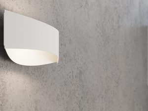 Miniaturka 4 - Biała lampa ścienna LED w nowoczesnym wnętrzu z betonem