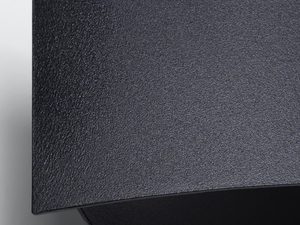 Miniaturka 10 - Zbliżenie na czarną oprawę kinkietu z lekkim połyskiem