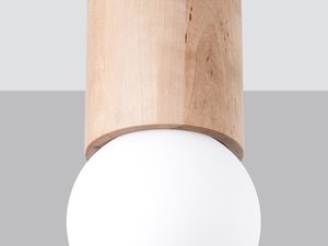 Miniaturka 1 - Zbliżenie na drewnianą lampę sufitową z kulistym kloszem