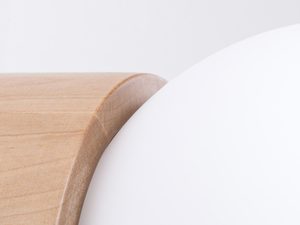 Miniaturka 3 - Zbliżenie na fakturę drewna i mlecznego szkła