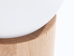 Miniaturka 6 - Zbliżenie na połączenie klosza i drewnianej podstawy lampki