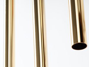 Miniaturka 4 - Zbliżenie na gładką złotą tubę z wykończeniem połysk