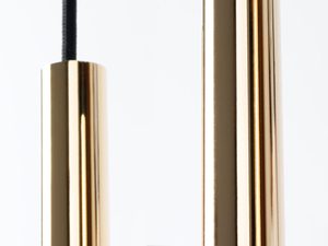 Miniaturka 4 - Zbliżenie na złotą lampę tubową LED z czarnym kablem