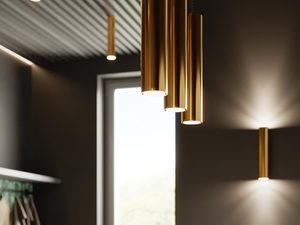 Miniaturka 5 - Zbliżenie na klosze trzech wiszących lamp w kolorze złotym