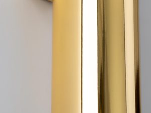 Miniaturka 3 - Zbliżenie na połyskliwy klosz złotej lampy tuba