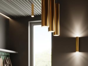 Miniaturka 4 - Złote wiszące tuby LED w luksusowym wnętrzu z czarnym sufitem
