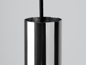 Miniaturka 4 - Zbliżenie na chromowaną tubę wiszącej lampy, styl elegancki