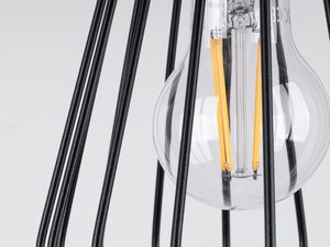 Miniaturka 4 - Zbliżenie na metalową siatkę lampy z żarówką filament