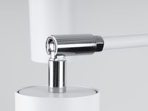 Miniaturka 4 - Zbliżenie na biały mechanizm obrotowy lampy z ramieniem