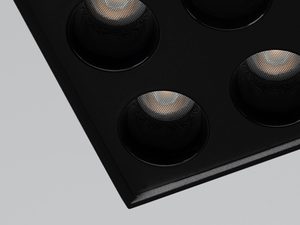 Miniaturka 3 - Zbliżenie na reflektory LED w czarnej lampie natynkowej