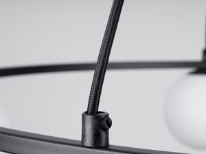 Miniaturka 4 - Zbliżenie na zawiesie lampy z czarnym wykończeniem