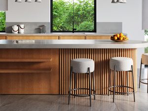 Miniaturka 6 - Nowoczesna kuchnia z wyspą i trzema betonowymi lampami wiszącymi