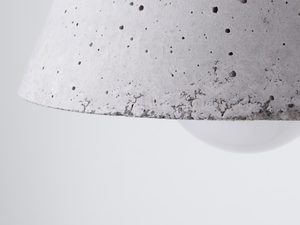 Miniaturka 4 - Zbliżenie na surową fakturę betonowego klosza lampy LED