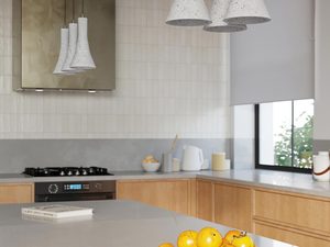 Miniaturka 7 - Trzy betonowe klosze lampy w jasnej kuchni, styl industrialny