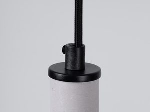 Miniaturka 4 - Zbliżenie na klosz betonowy z czarnym wykończeniem zawiesia