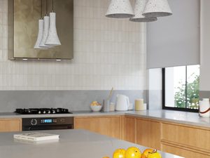 Miniaturka 5 - Kuchnia z dużym oknem i trzema białymi lampami wiszącymi