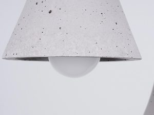 Miniaturka 4 - Zbliżenie na klosz lampy w stylu betonowym, wykończenie surowe