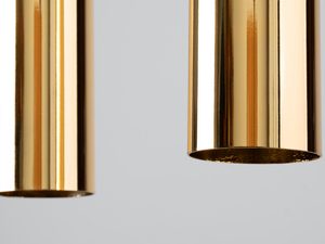 Miniaturka 4 - Zbliżenie na klosz złotej lampy w formie cylindra, styl glamour