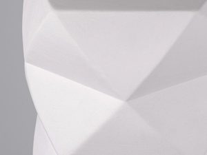 Miniaturka 4 - Zbliżenie na mocowanie lampy geometrycznej, wykończenie białe