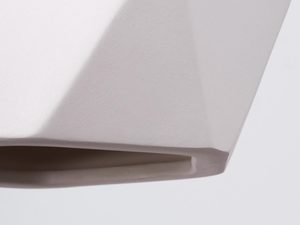 Miniaturka 4 - Zbliżenie na biały geometryczny klosz lampy LED