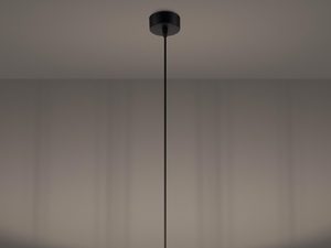 Miniaturka 3 - Zbliżenie na abażur z plecionki i czarnej konstrukcji metalowej