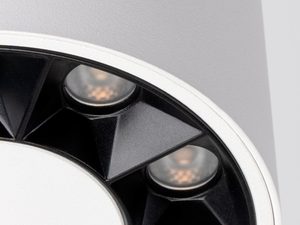 Miniaturka 3 - Zbliżenie na czarne reflektory wewnętrzne nowoczesnej lampy LED