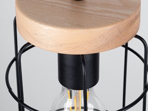 Miniaturka 7 - Zbliżenie na drewniany element klosza lampy wiszącej