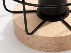 Miniaturka 3 - Zbliżenie na drewnianą podstawę lampy z metalowym drucianym kloszem