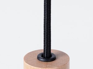 Miniaturka 4 - Zbliżenie na przewód i klosz z litego drewna