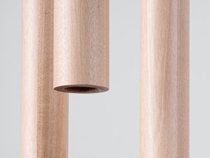 Miniaturka 4 - Zbliżenie na klosze lampy z litego drewna, styl naturalny