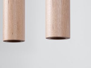 Miniaturka 4 - Zbliżenie na klosze lampy z drewna litego, styl loftowy