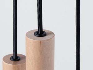 Miniaturka 4 - Zbliżenie na cylindryczne klosze z drewna litego, styl naturalny