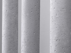 Miniaturka 4 - Zbliżenie na trzy cylindryczne klosze z betonu, styl surowy