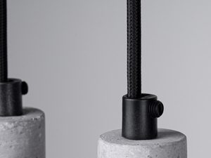 Miniaturka 7 - Zbliżenie na detal betonowej lampy wiszącej, styl loftowy
