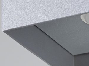 Miniaturka 17 - Zbliżenie na srebrną matową lampę LED w stylu nowoczesnym