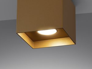 Miniaturka 23 - Zbliżenie na matową złotą lampę sufitową LED, design nowoczesny