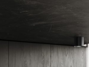 Miniaturka 11 - Pojedyncza biała oprawa LED na ciemnym suficie – światło skupione