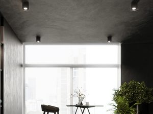 Miniaturka 12 - Reflektory LED zamontowane w rzędzie w biurze z czarnym sufitem