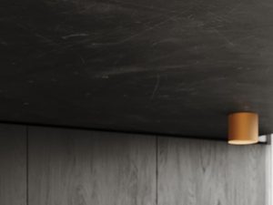 Miniaturka 25 - Wnętrze z czterema złotymi cylindrycznymi oprawami sufitowymi