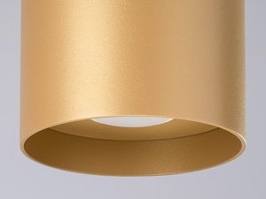 Miniaturka 24 - Zbliżenie na złotą lampę natynkową z rozproszonym światłem