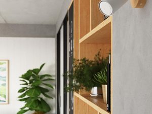 Miniaturka 6 - Półka z książkami i białym reflektorem zamocowanym do drewna