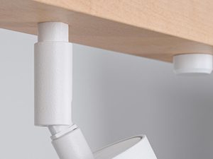 Miniaturka 3 - Zbliżenie na biały reflektor LED w kształcie tuby, montowany pod sufitem