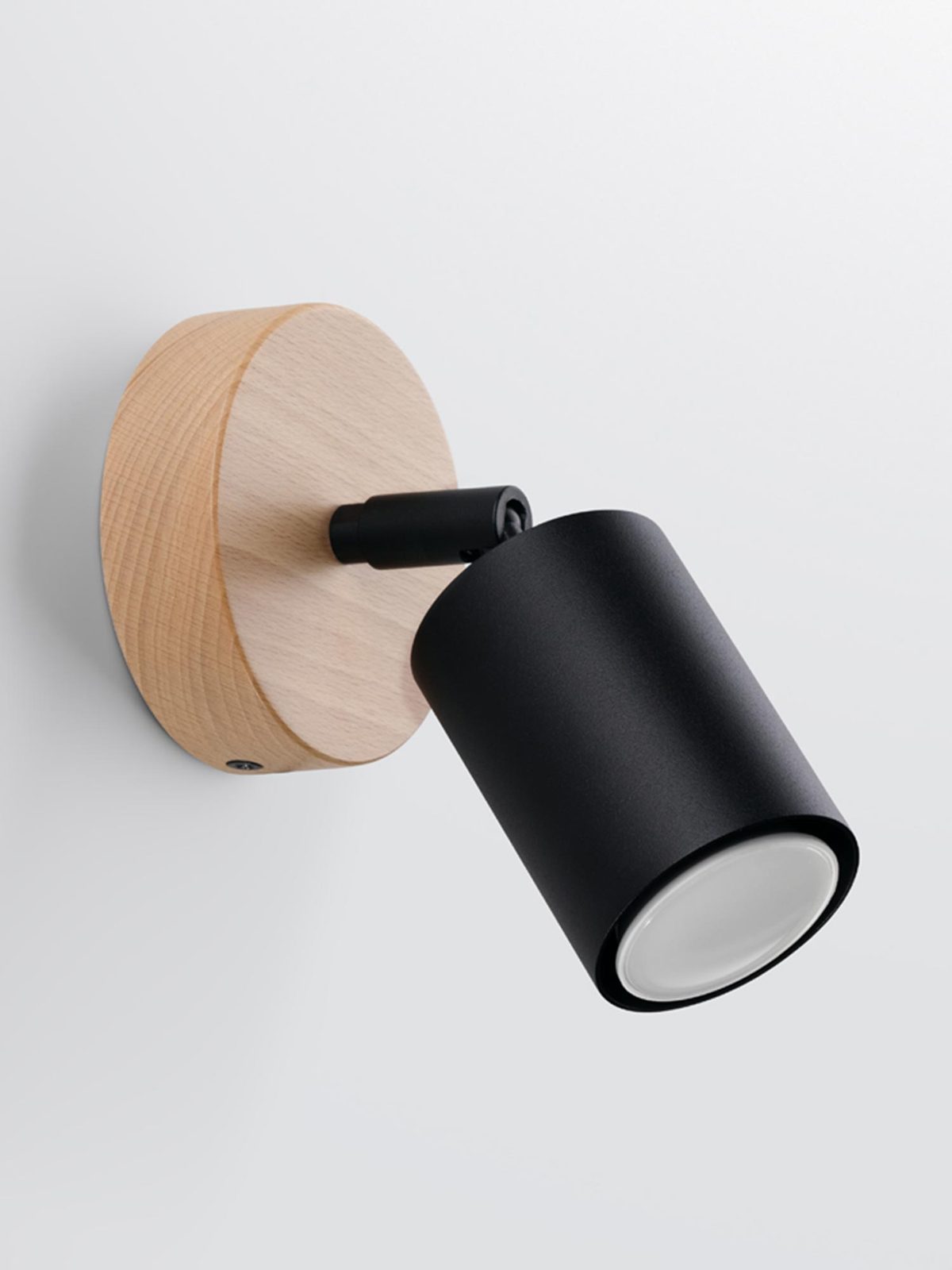 Ścienny czarny reflektor z jasnym drewnem na białym tle