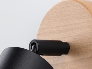 Miniaturka 3 - Zbliżenie na czarny reflektor LED zamontowany na drewnianej podstawie