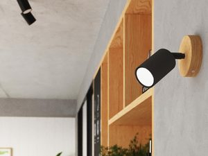 Miniaturka 6 - Czarna lampa sufitowa z jednym reflektorem w nowoczesnym wnętrzu